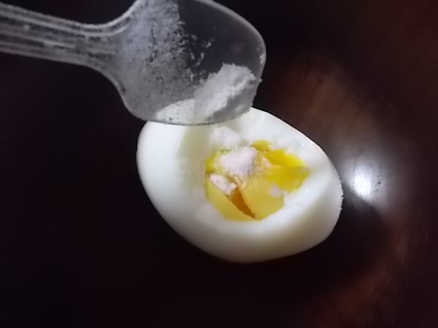 ゆで卵にキパワーソルトを振りかける